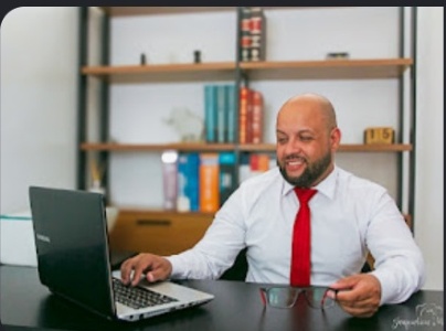 Dr. André Alves Rodrigues em seu escritório em Cerquilho